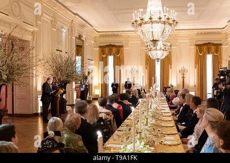 Président américain Donald Trump, rejoint par la Première Dame Melania Trump, prononce une allocution et accueille les clients au cours de la White House Historical Association dîner dans l'East Room de la Maison Blanche le 15 mai 2019 à Washington, DC. Banque D'Images