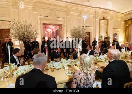 Président américain Donald Trump, rejoint par la Première Dame Melania Trump, écouter comme United States service militaire musiciens divertir les invités lors de la White House Historical Association dîner dans l'East Room de la Maison Blanche le 15 mai 2019 à Washington, DC. Banque D'Images