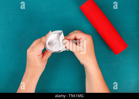 Diy 4 juillet piège toilettes manchon, papier, carton couleur bleu blanc rouge du drapeau américain. Idée de cadeau decor 4 Juillet, USA Date de l'indépendance. Étape par étape. À Banque D'Images