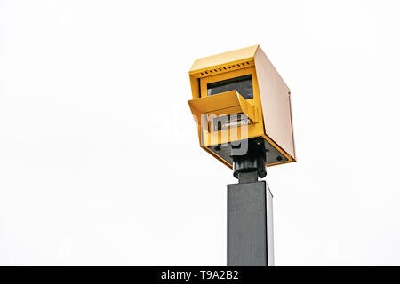 Un radar de vitesse ou appareil photo sur fond blanc Banque D'Images