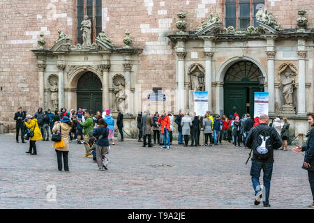 Riga, Lettonie, 02 mai : promenade dans le square et se familiariser avec les vues de la cathédrale de Saint Pierre dans le vieux Riga, Mai Banque D'Images