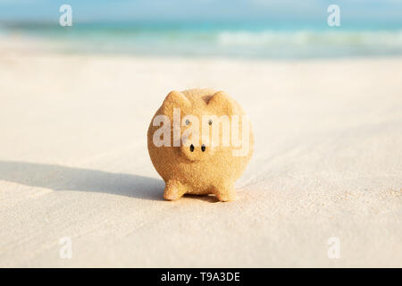 Close-up of Green en plastique Pelle et Piggyback faite avec du sable sur la plage Banque D'Images