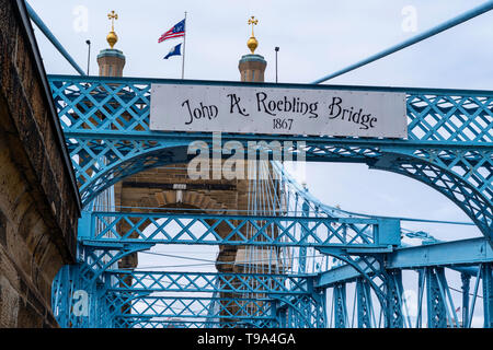 Les images de l'Roebling Pont au-dessus de la rivière Ohio entre Cincinnati, Ohio et Covington, Kentucky un jour de printemps quand c'est ouvert aux piétons. Banque D'Images