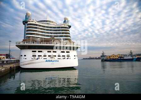 Las Palmas, Gran Canaria, Espagne - 30 Décembre, 2017. Grand navire de croisières AIDAprima Genova dans le Port de Las Palmas, Gran Canary Banque D'Images