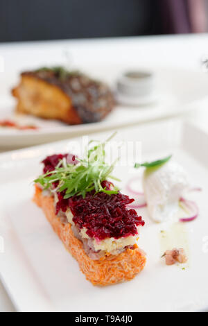 Hareng habillé apéritif, une cuisine traditionnelle russe, plat cuisiné avec touche moderne Banque D'Images