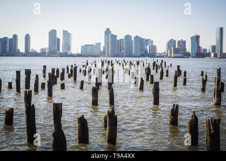 Toits de New York cityscape à partir de l'une des rives de la rivière Hudson à NEW YORK Banque D'Images