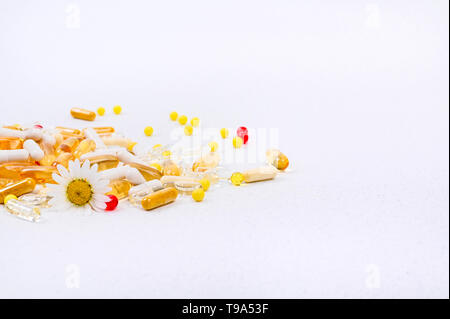 Comprimés dispersés et vitamines sur un fond blanc. Soins de santé et les suppléments alimentaires Banque D'Images