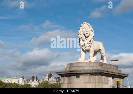 Londres - Royaume-Uni, Octobre 11, 2018 ; Statue de la rive sud, un Lion Coade stone sculpute sur le côté nord de Westminster Bridge à Londres le Banque D'Images