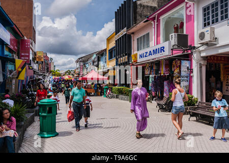 Personnes et des commerces dans une rue de Kuching, Malaisie Banque D'Images