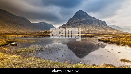 Une longue exposition de Lochan na Fola à Glencoe dans les Highlands d'Ecosse Banque D'Images