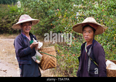 Un portrait de deux femmes portant des vêtements traditionnels et de mâcher du bétel, Myanmar Banque D'Images