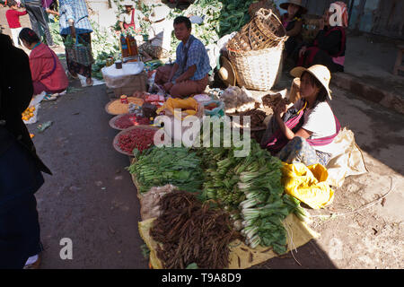 Un marché traditionnel birman le week-end dans une ville près du lac Inle. Myanmar, décembre 2011. Banque D'Images