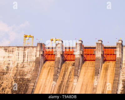 DanPrakarnChon khun Dam en Thaïlande. Barrage de béton. Mur de barrage. La construction énorme. Idée concept Environnement Banque D'Images