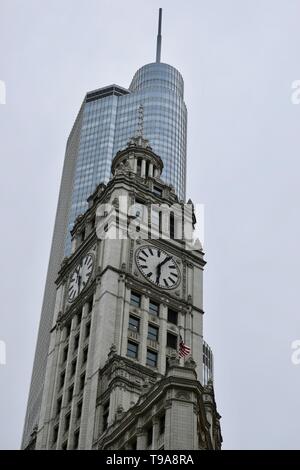 L'iconique Chicago Wrigley Building, le long de la rivière Chicago dans le proche du côté nord en face de l'immeuble du Chicago Tribune de la Magnificent Mile, IL Banque D'Images