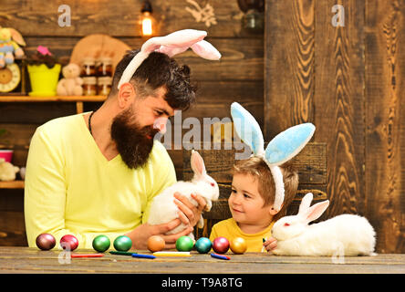 Famille Pâques avec de fausses oreilles de lapin. Banque D'Images