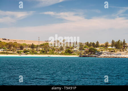 Penneshaw, Australie du Sud - le 14 janvier 2019 : Terminal de Ferry SeaLink avec pier vue du ferry arrivant à Kangaroo Island un jour d'été Banque D'Images