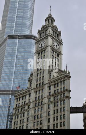 L'iconique Chicago Wrigley Building, le long de la rivière Chicago dans le proche du côté nord en face de l'immeuble du Chicago Tribune de la Magnificent Mile, IL Banque D'Images