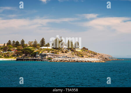 Penneshaw, Australie du Sud - le 14 janvier 2019 : Terminal de Ferry SeaLink avec pier vue du ferry arrivant à Kangaroo Island un jour d'été Banque D'Images