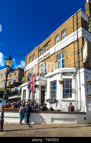 Les gens de boire et manger à l'extérieur de la Croix Blanche pub dans Richmond, London, UK Banque D'Images