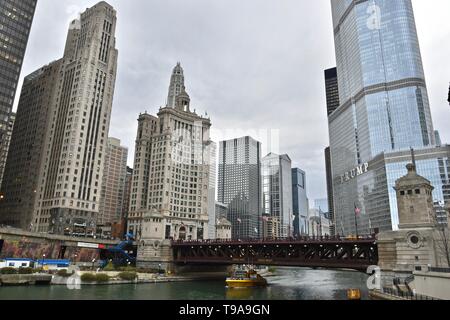 Vues le long de la rivière de Chicago le long du côté nord de la Chicago Loop, Midwest, USA Banque D'Images