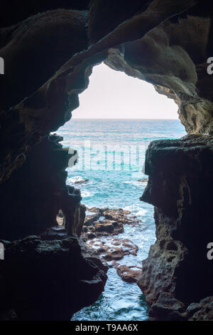 Grottes d'Hercule au cap Spartel, à l'entrée du détroit de Gibraltar, près de Tanger au Maroc Banque D'Images
