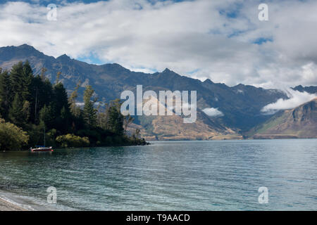 Vue sur le Lac Wakatipu vers pics dent près de Queenstown dans l'île Sud de la NZ Banque D'Images