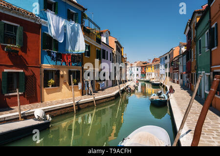 Blanchisserie sèche sur les façades de maisons colorées de Burano près de Canal, Venice, Italie Banque D'Images