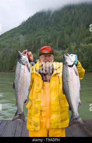 Moucheté Vedder avec deux d'argent ('Coho) saumons capturés à Rivers Inlet, en Colombie-Britannique, Canada. Banque D'Images