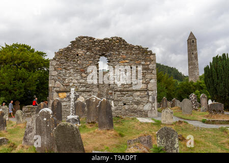 Les murs extérieurs de la ruine de la cathédrale de Glendalough, Glendalough, comté de Wicklow, en Irlande. Banque D'Images