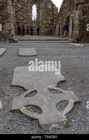 Croix celtique tombe à l'intérieur de la ruine de la cathédrale de Glendalough, Glendalough, comté de Wicklow, en Irlande. Banque D'Images