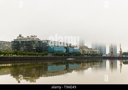 Buenos Aires, gratte-ciel du quartier Puerto Madero couverts dans le brouillard Banque D'Images