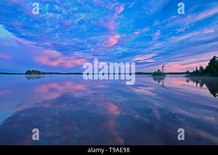 Réflexion sur le Lac des Sables au lever de Belleterre, Québec Canada Banque D'Images