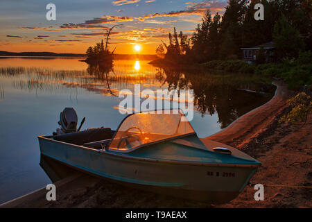 Voile et le coucher du soleil sur le Lac des Sables Belleterre Québec Canada Banque D'Images