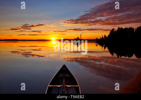 Voile et le coucher du soleil sur le Lac des Sables Belleterre Québec Canada Banque D'Images