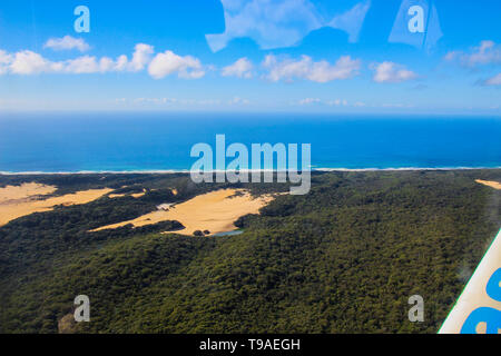 Les dunes de sable de l'île Fraser et le lac Wabby littoral avec en arrière-plan, Vue d'un avion Banque D'Images