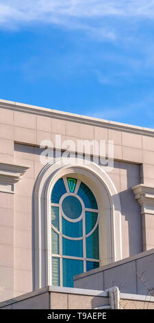 D'extérieur de bâtiment vertical clair avec fond de ciel bleu, un jour ensoleillé Banque D'Images
