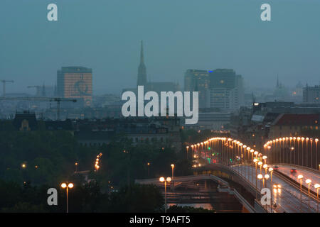 Wien, Vienne : pluie pluie, pont Reichsbrücke, centre-ville, de la cathédrale Stephansdom, rivière Donau en 00. sommaire, Wien, Autriche Banque D'Images