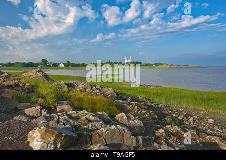 Le long du littoral du golfe du Saint-Laurent à l'église et village Saint-Roch-des-Aulnaies Québec Canada Banque D'Images