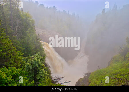 La rivière Aguasabon Aguasabon transfrontaliers au cours de chutes et de la gorge sur son chemin jusqu'au lac Supérieur Terrace Bay, Ontario, Canada Banque D'Images