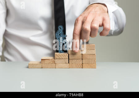 Chef d'entreprise faisant des marches de bois pour une silhouette d'homme d'affaires à marcher vers le haut dans sa carrière. Banque D'Images