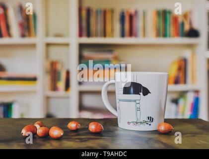 Drôle de tasse de thé et de glands sur la table. Banque D'Images