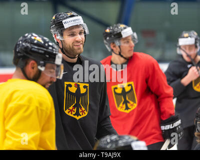 17 mai 2019, la Slovaquie, Bratislava : Championnat du Monde de Hockey sur glace : La formation de l'équipe nationale allemande dans la salle de pratique. Leon Draisaitl (2e de gauche) et ses coéquipiers pendant la formation. Photo : Monika Skolimowska/dpa-Zentralbild/dpa Banque D'Images