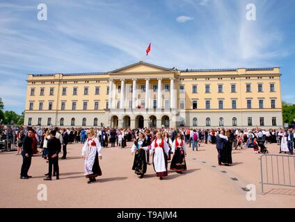 Oslo, Norvège. 17 mai, 2019. Journée nationale de la Norvège 17-05-2019 la famille royale norvégienne au balcon du palais royal à Oslo salutation des milliers de personnes marchant sur le palais comme c'est la célébration de la journée nationale de crédit : extérieure/Albert Nieboer Pays-bas OUT |/dpa/Alamy Live News Banque D'Images