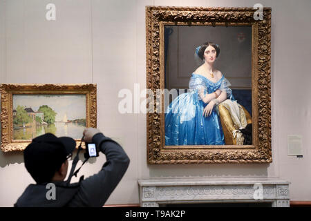 Beijing, USA. 15 mai, 2019. Un visiteur prend une photo de Princesse de Broglie par Jean Auguste Dominique Ingres affiché au Metropolitan Museum of Art de New York, États-Unis, 15 mai 2019. Samedi marque la Journée internationale des musées. Credit : Wang Ying/Xinhua/Alamy Live News Banque D'Images