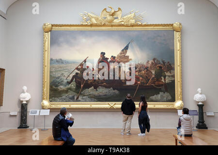 Beijing, USA. 15 mai, 2019. Personnes voir Washington Crossing the Delaware par Emanuel Leutze affiche au Metropolitan Museum of Art de New York, États-Unis, 15 mai 2019. Samedi marque la Journée internationale des musées. Credit : Wang Ying/Xinhua/Alamy Live News Banque D'Images