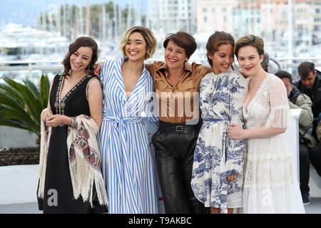 Cannes, France. 17 mai, 2019. (L-R), l'actrice Amira Hilda Douaouda, actrice Shirine Boutella, Directeur Mounia Meddour, comédienne et actrice Lyna Khoudri Zahra Doumandji poser lors d'un photocall pour le film "Papicha" présenté dans la section Un Certain Regard lors du 72e Festival du Film de Cannes, France, le 17 mai 2019. Credit : Zhang Cheng/Xinhua/Alamy Live News Banque D'Images