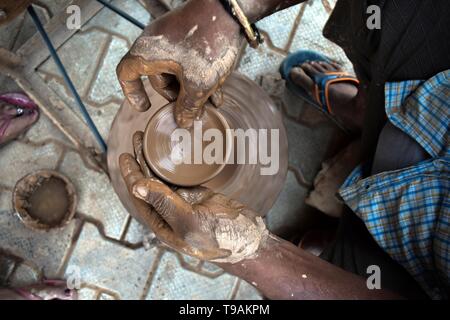 Patiala, Punjab, en Inde. 17 mai, 2019. Un Indien potter vu faire une lampe en terre traditionnels à Patiala district de la province du Punjab, en Inde. Credit : Saqib Majeed/SOPA Images/ZUMA/Alamy Fil Live News Banque D'Images