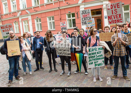 Riga, Lettonie. 17 mai 2019. Manifestation devant le Parlement de la Lettonie. Journée internationale contre l'Homophobie et Transophobia. Credit : Gints Ivuskans/Alamy Live News Banque D'Images