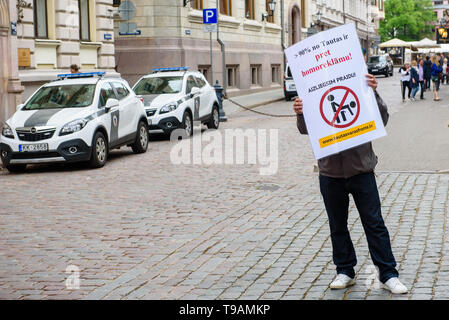 Riga, Lettonie. 17 mai 2019. Manifestation devant le Parlement de la Lettonie. Journée internationale contre l'Homophobie et Transophobia. Credit : Gints Ivuskans/Alamy Live News Banque D'Images