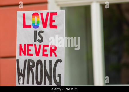 Riga, Lettonie. 17 mai 2019. Manifestation devant le Parlement de la Lettonie. Journée internationale contre l'Homophobie et Transophobia. Credit : Gints Ivuskans/Alamy Live News Banque D'Images